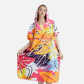 Femme portant un poncho de bain microfibre coloré avec capuche et motifs abstraits multicolores