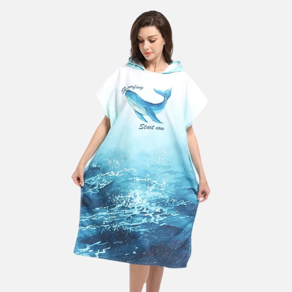 Femme portant un poncho de bain microfibre bleu avec capuche et motif baleine