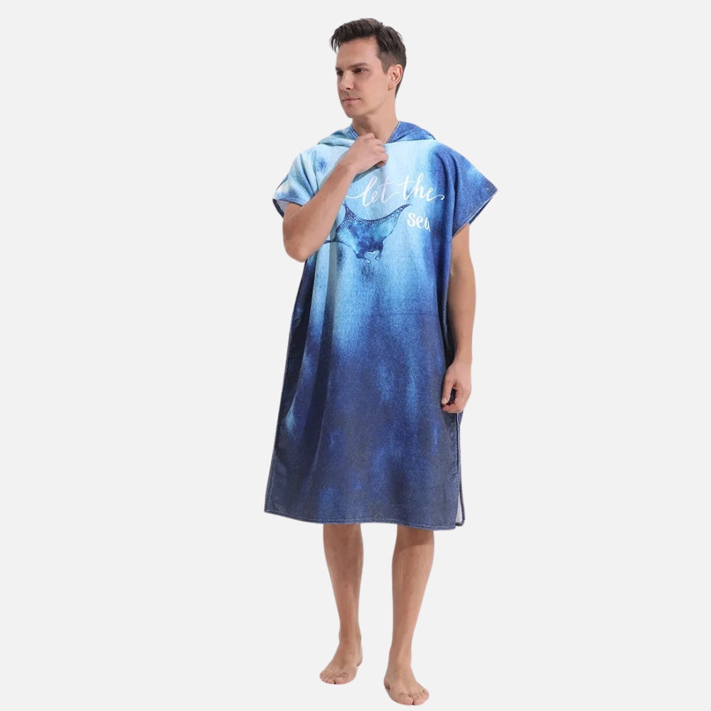 Homme portant poncho de bain microfibre bleu avec capuche et motif raie, vue de face