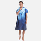 Homme portant poncho de bain microfibre bleu avec capuche et motif raie, vue de face