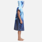 Homme portant poncho bain microfibre bleu capuche zip motif raie vue profil