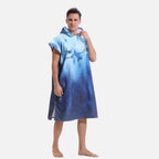Homme portant poncho bain microfibre bleu capuche zip motif raie vue de face