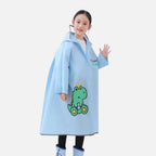Enfant portant un poncho de pluie bleu ciel avec dinosaure vert et bandes réfléchissantes