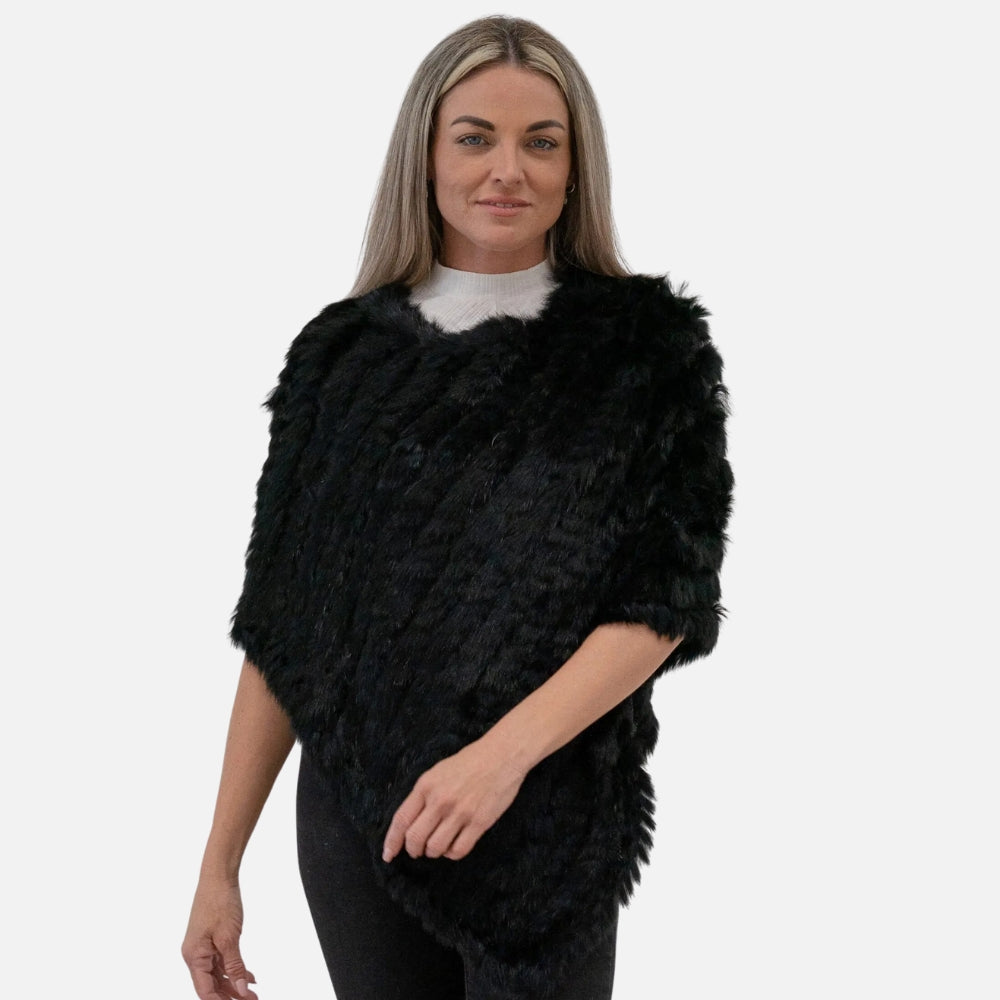 Femme portant poncho fourrure lapin noir asymétrique col montant blanc