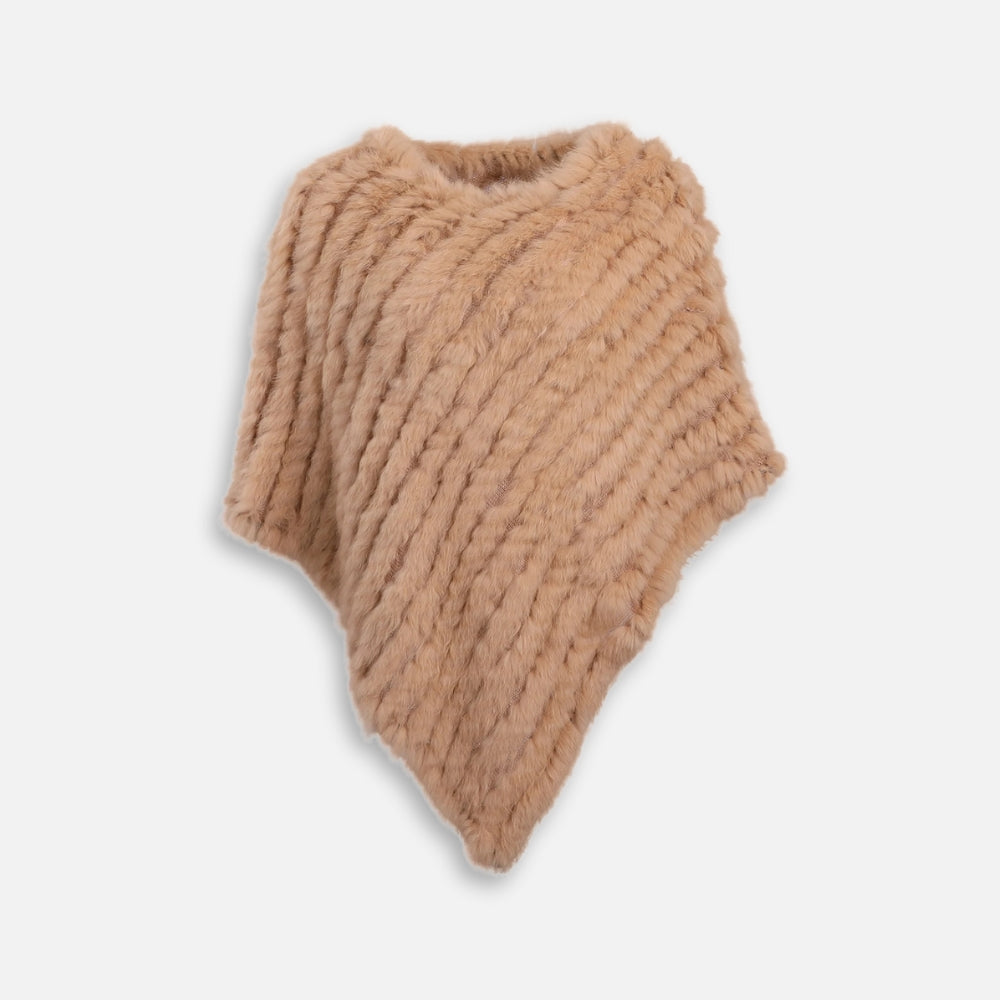 Poncho en fourrure de lapin beige clair, coupe asymétrique, présenté à plat sur fond blanc