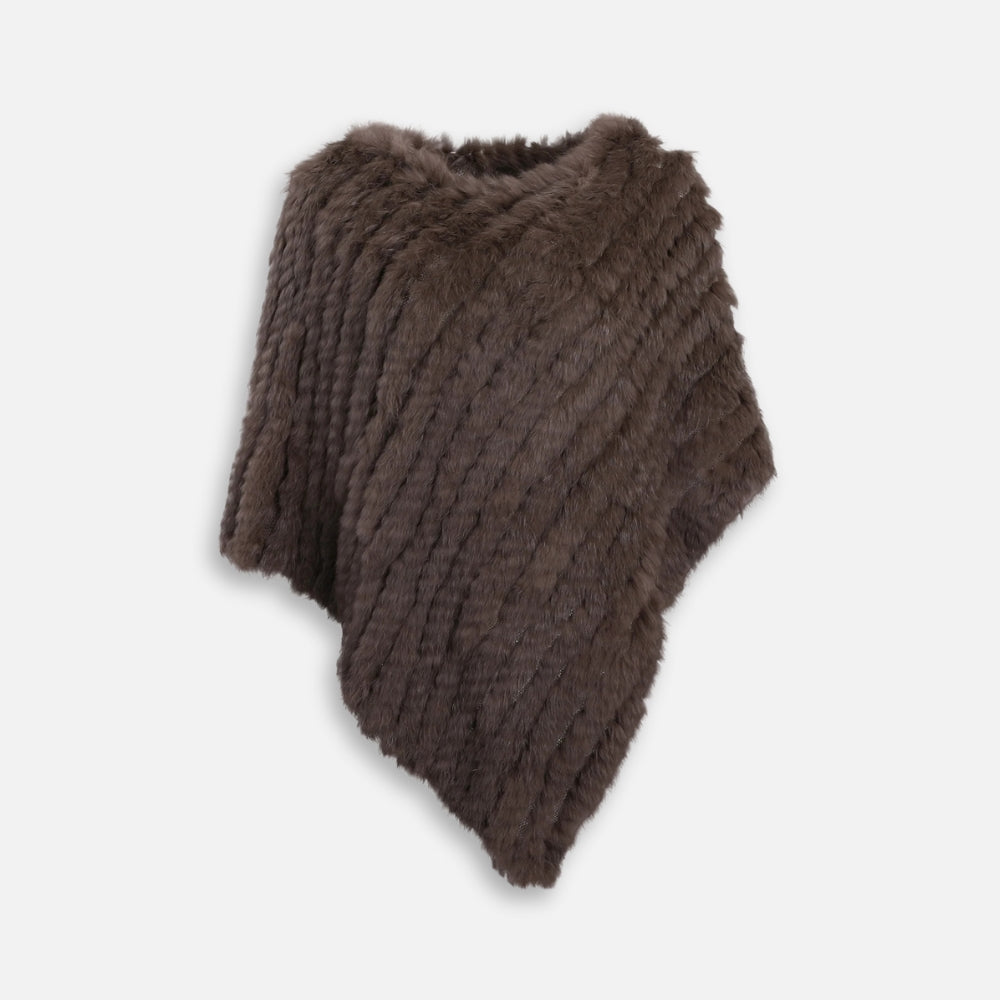 Poncho en fourrure de lapin marron à col montant présenté à plat, coupe asymétrique