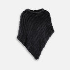 Poncho en fourrure de lapin noir asymétrique avec col montant, présenté à plat sur fond blanc