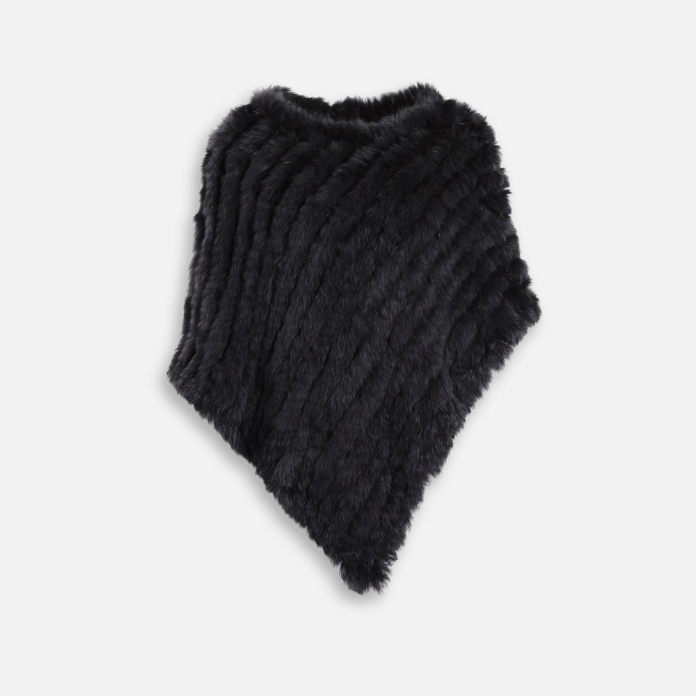 Poncho en fourrure de lapin noir asymétrique avec col montant, présenté à plat sur fond blanc