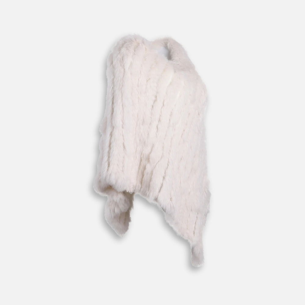 Poncho fourrure lapin blanc avec col rond et pointes, présenté de face sur fond neutre