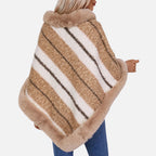 Femme portant poncho fourrure beige rayures blanches col roulé fourré vue de dos
