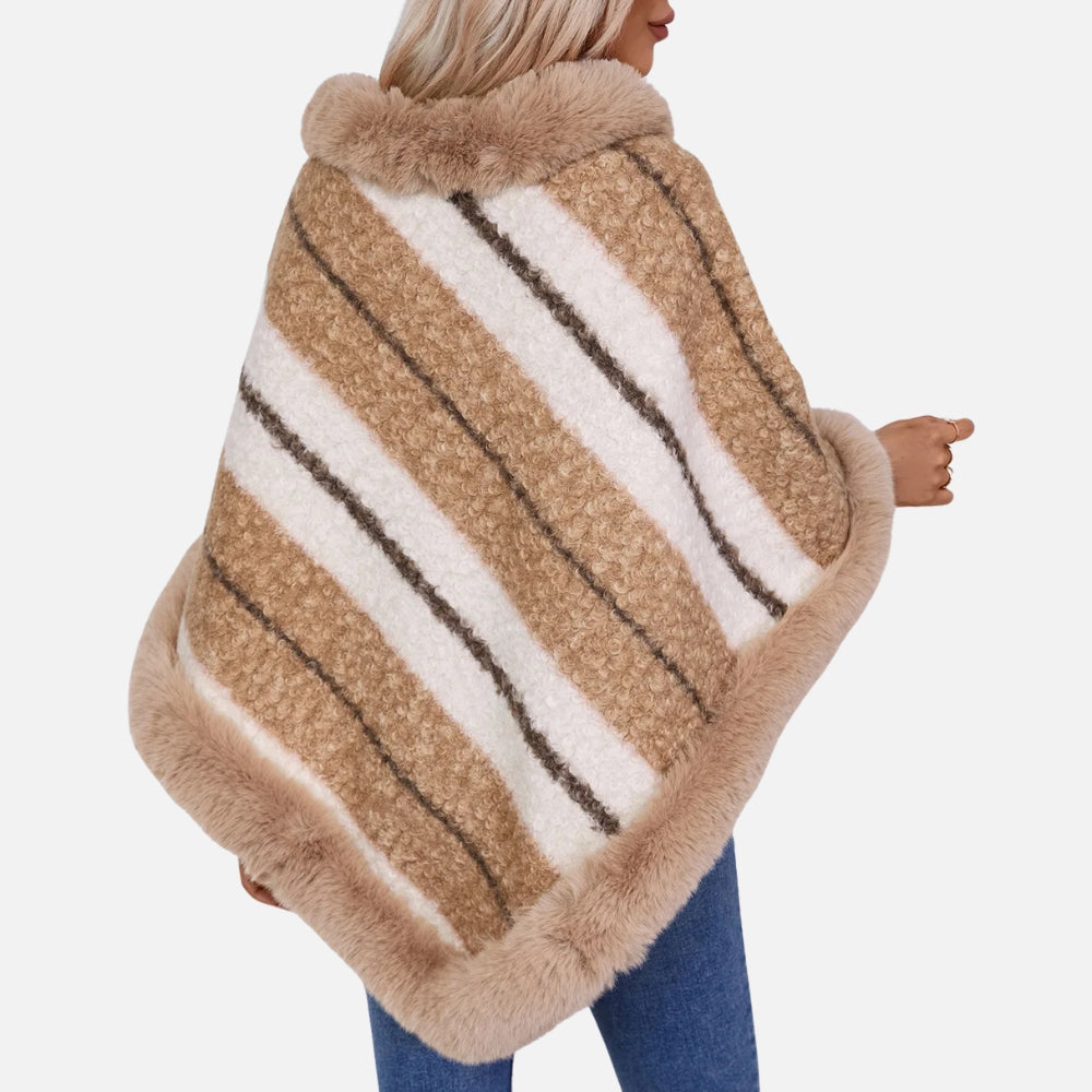 Femme portant poncho fourrure beige rayures blanches col roulé fourré vue de dos