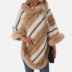 Femme portant poncho fourrure col roulé rayures beige blanc écru vue de face