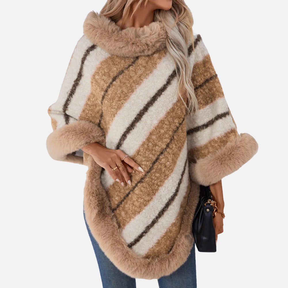 Femme portant poncho fourrure col roulé rayures beige blanc écru vue de face