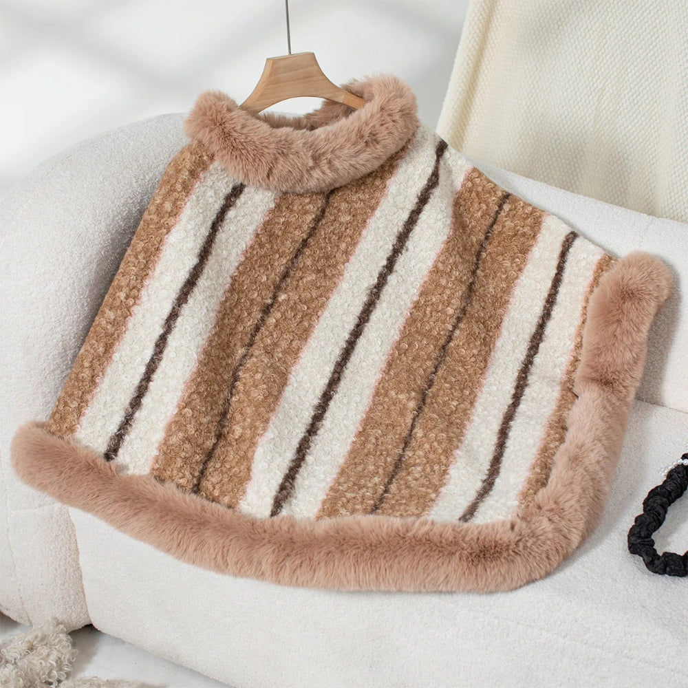 Poncho femme col roulé fourrure rayures beige blanc écru présenté sur cintre en bois