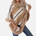 Femme portant poncho fourrure col roulé rayures beige blanc écru avec jeans bleu