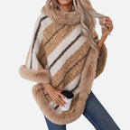 Femme portant poncho fourrure col roulé rayures beige blanc écru avec jeans bleu