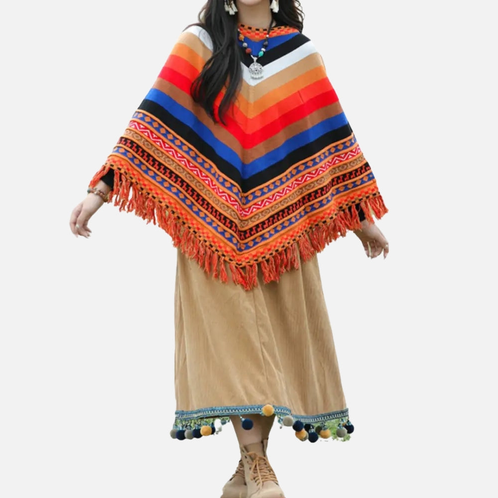 Femme portant poncho péruvien multicolore rayé avec franges, jupe beige et collier ethnique