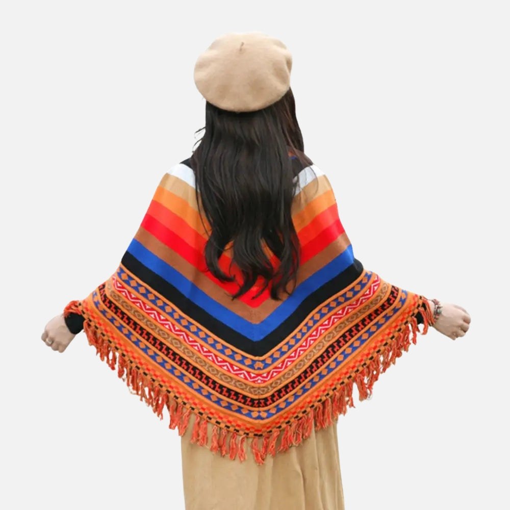 Femme portant poncho péruvien multicolore rayures franges vue de dos