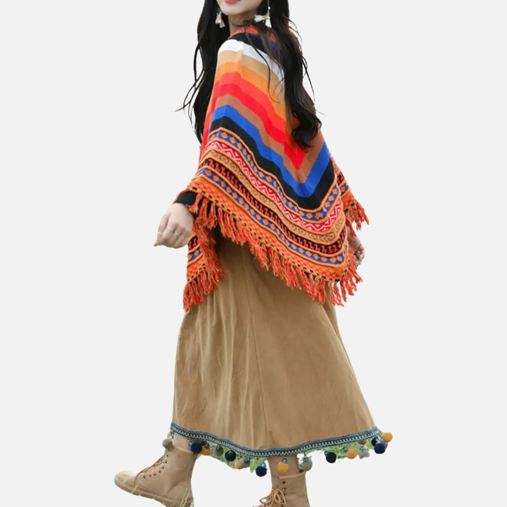 Femme portant poncho péruvien multicolore avec franges, skirt beige et boots marron