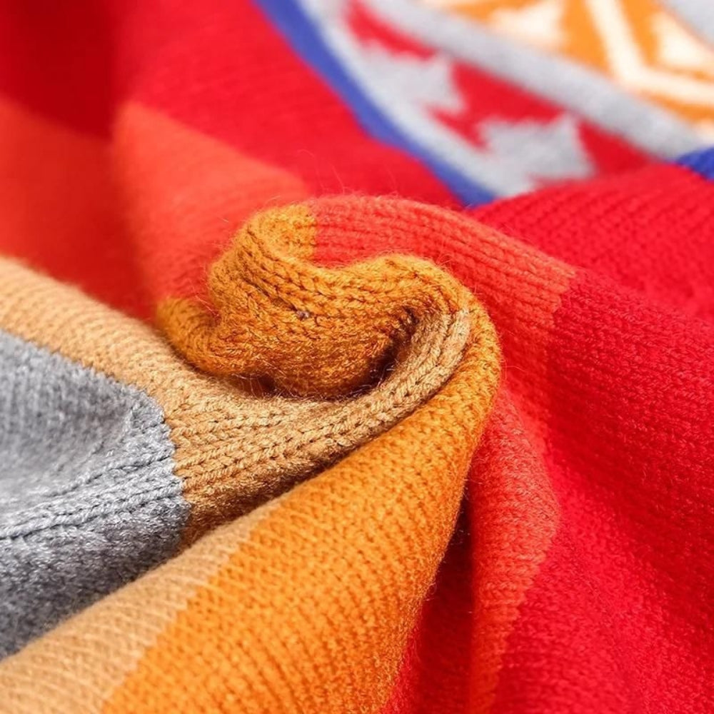 Poncho péruvien femme replié montrant rayures multicolores, franges et col V détaillé