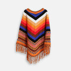 Poncho péruvien femme multicolore avec rayures en V, franges orange et motifs géométriques traditionnels