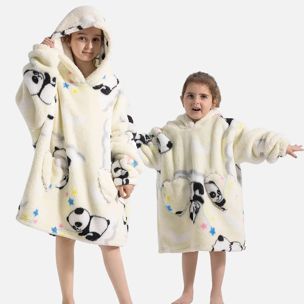 Deux enfants portant un poncho polaire beige à capuche avec motif panda et poche