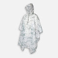 Poncho pluie camouflage blanc avec capuche, porté de face sur mannequin, motifs gris