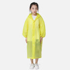 Enfant portant un poncho de pluie jaune fluo avec capuche et boutons pression