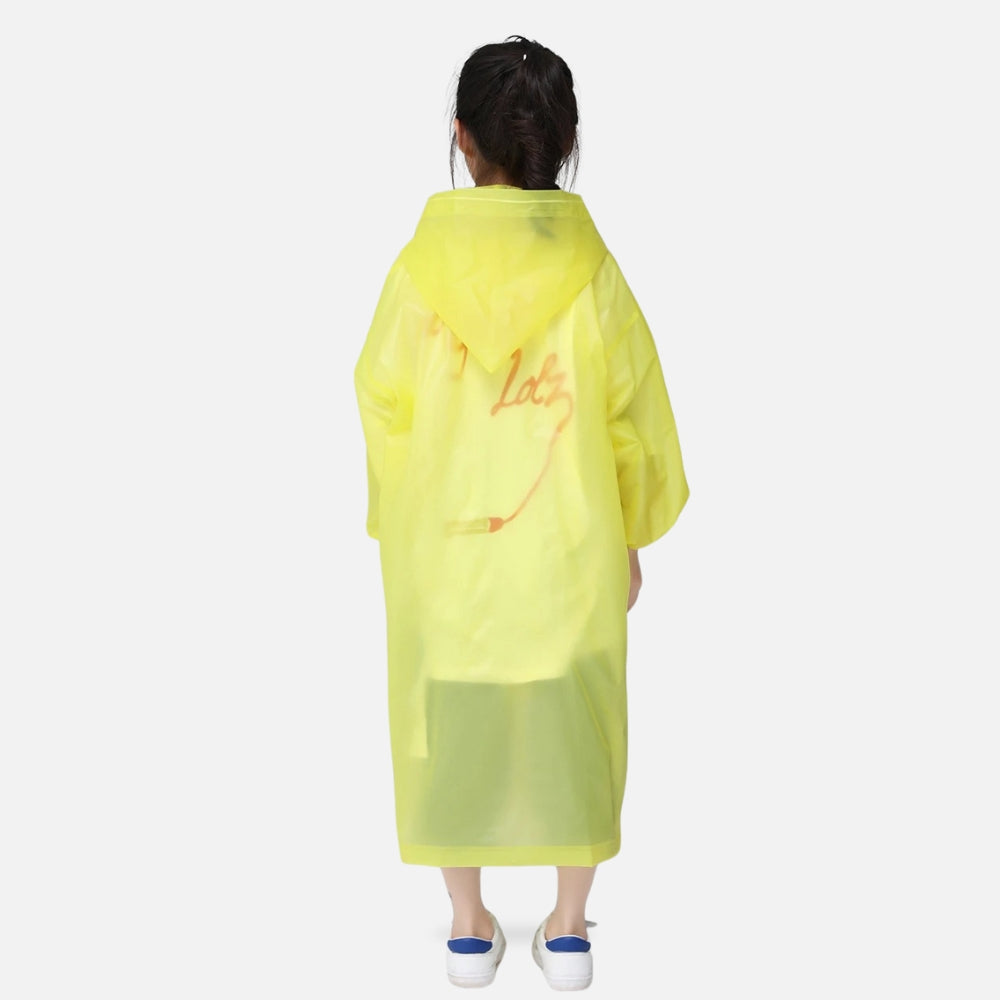Enfant de dos portant un poncho de pluie jaune fluo avec capuche ajustable et boutons pression