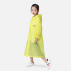 Jeune fille portant un poncho de pluie jaune avec capuche et boutons pression