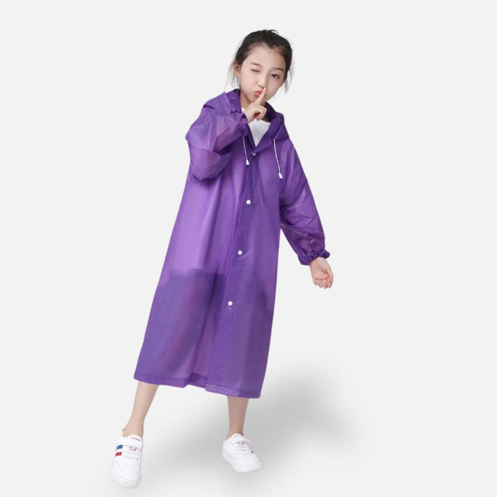 Enfant portant un poncho de pluie violet nylon avec capuche et manches, chaussures blanches