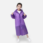 Enfant portant un poncho de pluie violet avec capuche et cordon de serrage, manches longues