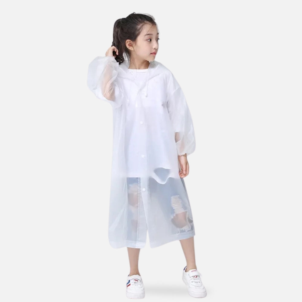 Enfant portant un poncho pluie blanc nylon avec capuche et boutons pression visibles