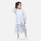 Enfant portant un poncho pluie blanc nylon avec capuche et boutons pression visibles