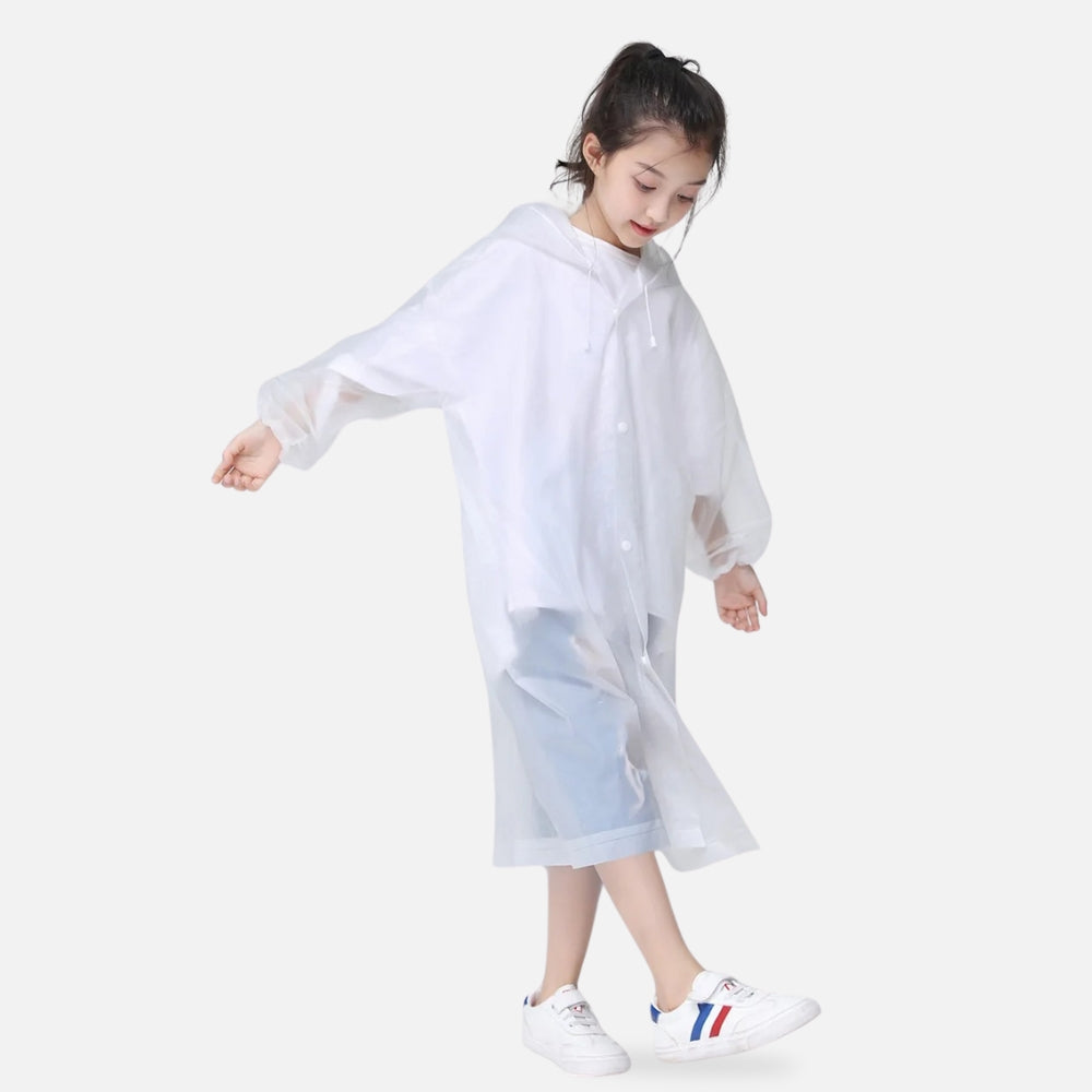 Enfant portant un poncho de pluie blanc transparent avec capuche et boutons pression