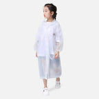Enfant portant un poncho de pluie blanc en nylon avec capuche et boutons pression