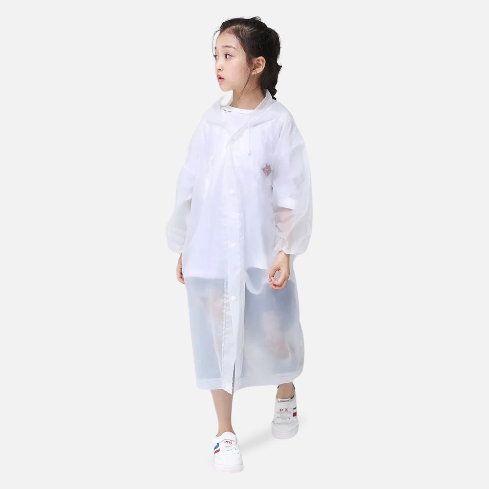 Enfant portant un poncho de pluie blanc en nylon avec capuche et boutons pression