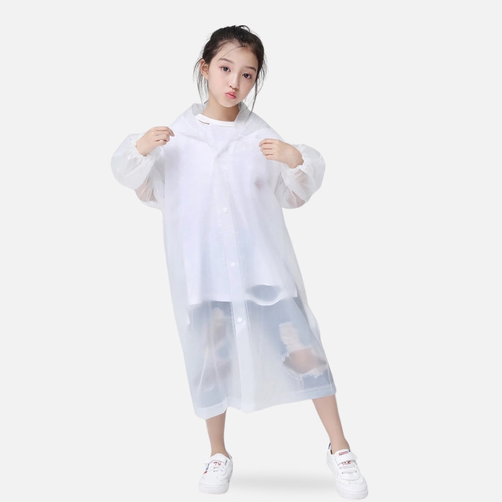 Enfant portant poncho pluie blanc nylon avec capuche et boutons pression, vue de face