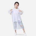 Enfant portant poncho pluie blanc nylon avec capuche et boutons pression, vue de face