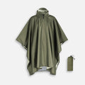 Poncho imperméable kaki avec capuche ajustable et sac de rangement, vue de face