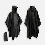 Poncho imperméable noir avec capuche ajustable montré de face et de dos, incluant sac de rangement