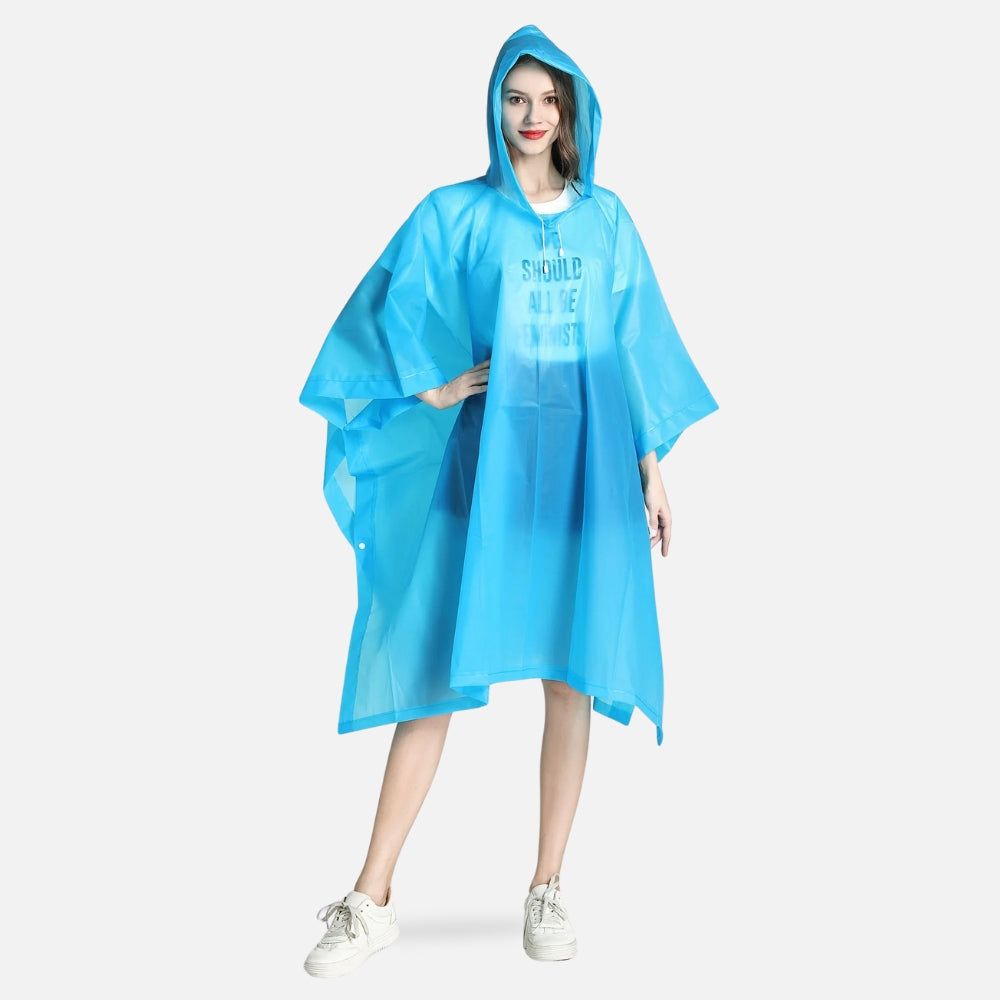 Femme portant un poncho pluie bleu translucide avec capuche et texte imprimé, vue de face