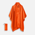 Poncho de pluie orange vif avec capuche ajustable et poche, présenté à plat avec son sac de rangement