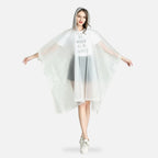 Femme portant poncho pluie plastique transparent blanc avec capuche, vue de face