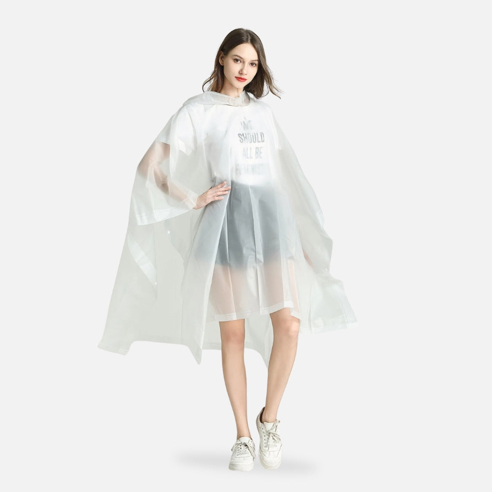 Femme portant poncho pluie plastique transparent blanc avec capuche, vue de face