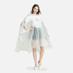 Femme portant poncho pluie plastique transparent blanc avec capuche, vue de face