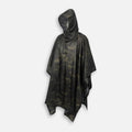 Poncho pluie camouflage noir avec capuche, vue de face sur mannequin, coupe ample randonnée