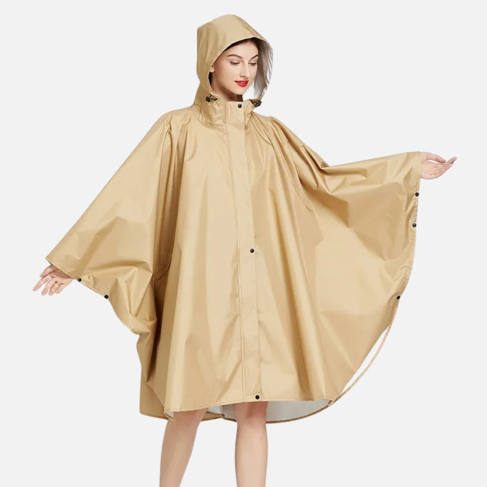 Femme portant poncho pluie beige capuche boutons pression vue de face