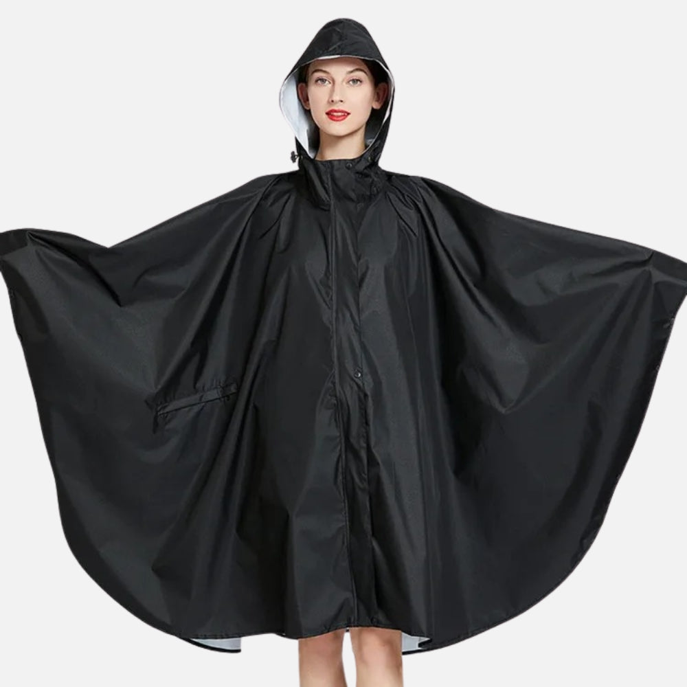 Femme portant poncho pluie noir polyester avec capuche et boutons pression vue de face