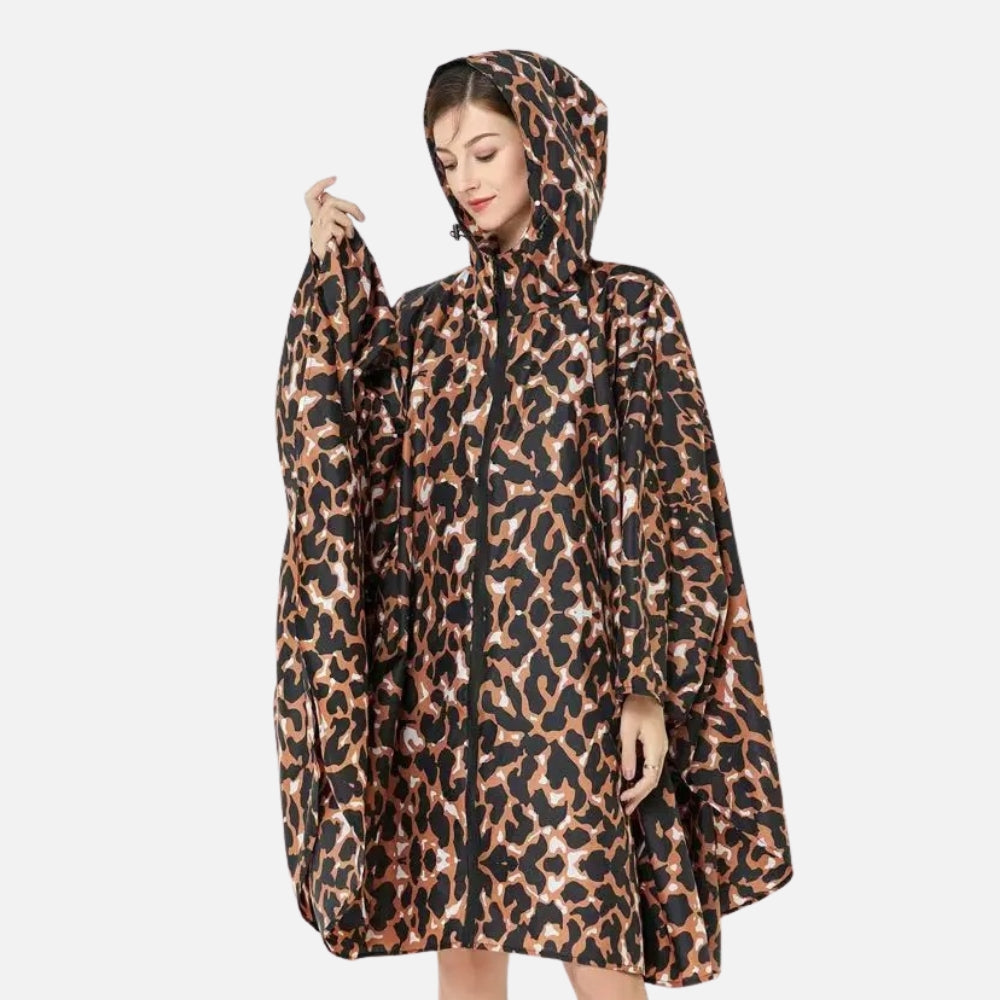 Femme portant poncho pluie léopard zippé avec capuche, vue de face